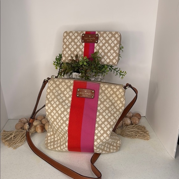 Kate Spade New York Classic Spade Victoria Crossbody and matching wallet - Picture 1 of 15